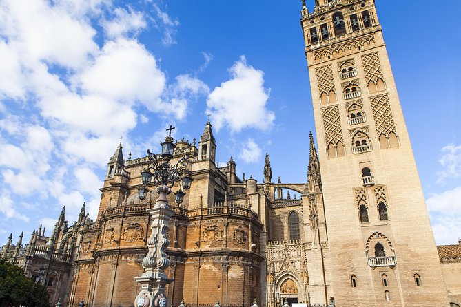 Alcazar, Cathedral and Giralda Guided Tour with Priority Tickets - Priority tickets and timing: the practical value of skipping the lines