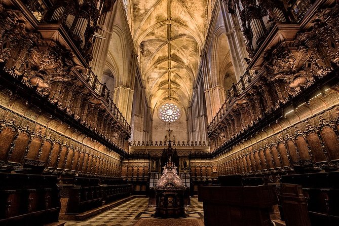 Alcazar, Cathedral and Giralda Guided Tour with Priority Tickets - Royal Alcázar: Islamic motifs to Renaissance and Baroque layers