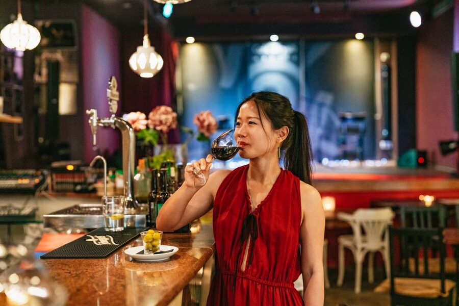 "Algarabía": Flamenco Show at Café Ziryab. Madrid - The performance lineup: singer, guitar, and dancers working as one
