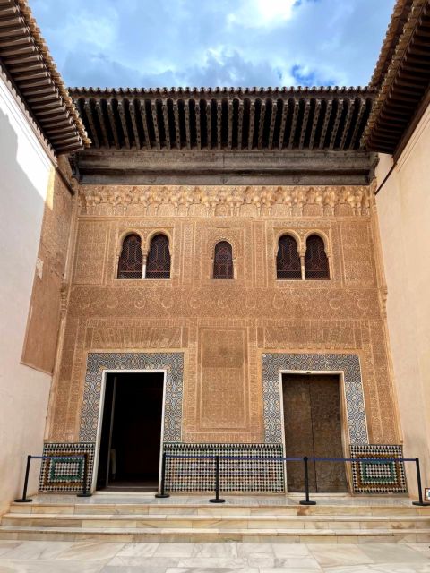 Alhambra and Nasrid Palaces Guided Tour with Tickets - Alcazaba first: where defensive walls become a story you can picture
