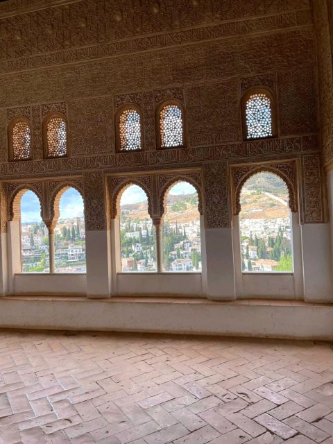 Alhambra and Nasrid Palaces Guided Tour with Tickets - Nasrid Palaces: sultans, courtyards, and the rules you must follow