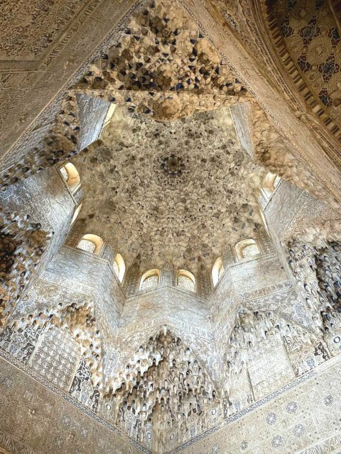 Alhambra and Nasrid Palaces Guided Tour with Tickets - Guides, small groups, and the pacing trick that saves you