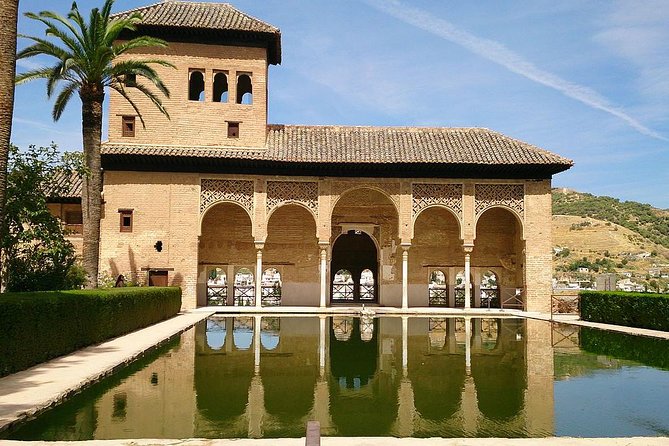 Alhambra &Charles Palace Guided Tour with Optional Nasrid Palaces - The first big moment: inside the Alhambra complex