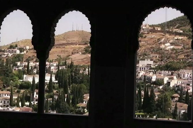 Alhambra &Charles Palace Guided Tour with Optional Nasrid Palaces - Generalife Gardens: the slower, greener half