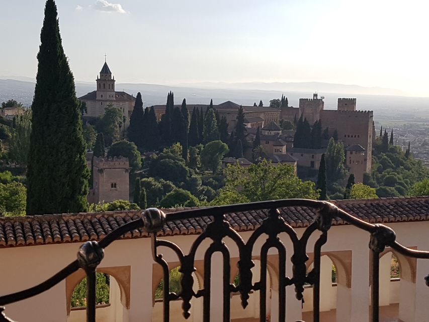 Alhambra: Generalife Gardens & Alcazaba Fast-Track Tour - Getting There: La Mimbre Meeting Point and the Start Check