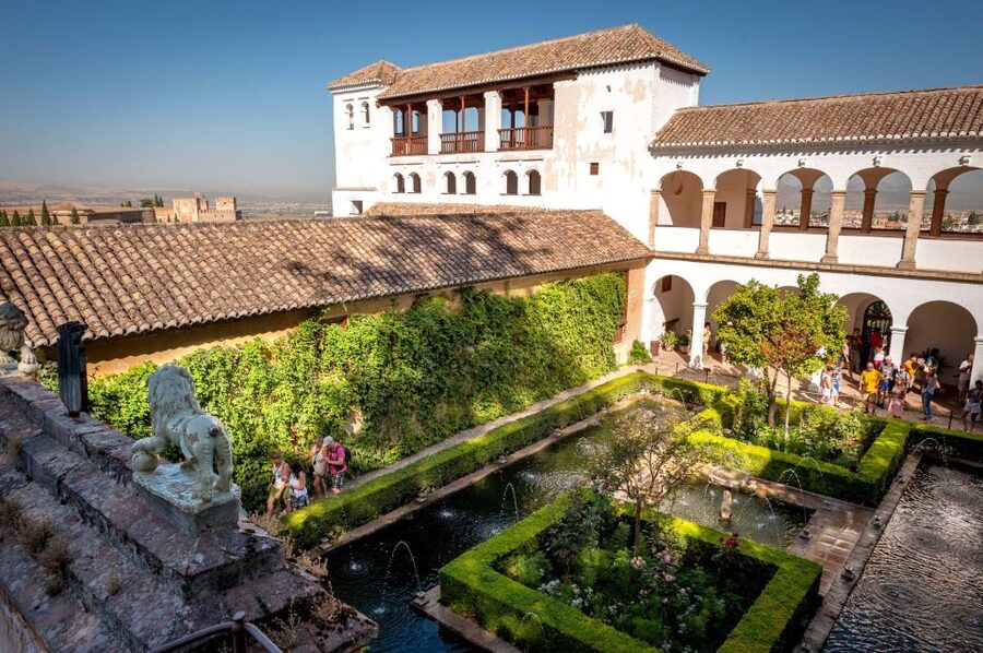 Alhambra & Generalife Tour including Transport & Admission - Generalife Gardens: the sultan’s summer palace reset