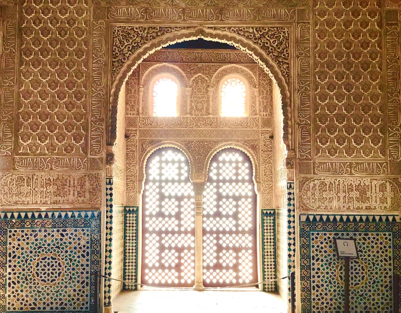 Alhambra: Guided Private Tour with Fast-Track Entry - Nasrid Palaces for 1 Hour: The Main Event, Carefully Timed