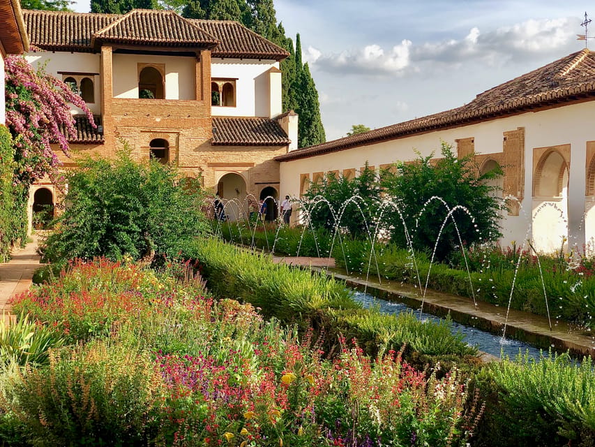 Alhambra: Guided Private Tour with Fast-Track Entry - El Partal: Short Stop, Big Atmosphere