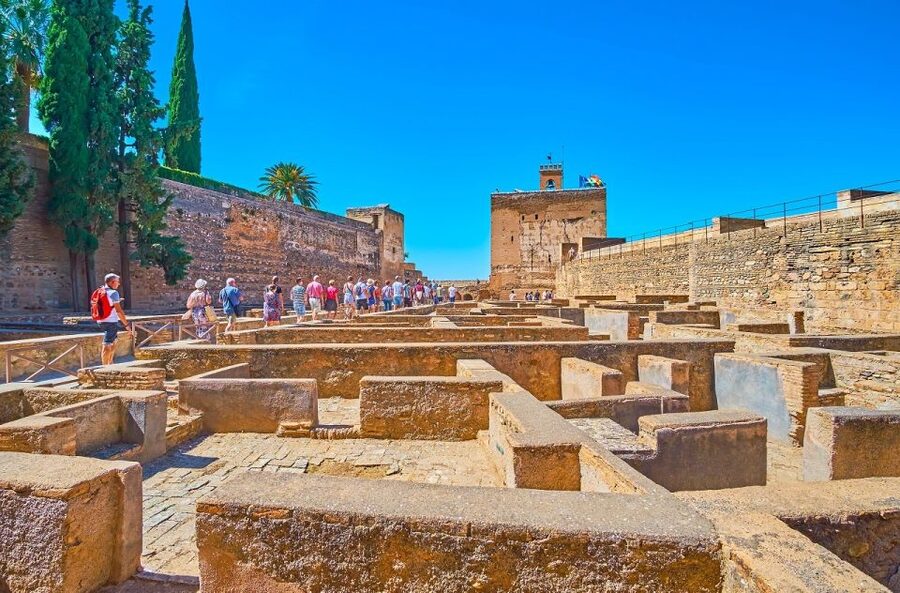 Alhambra Guided Tour with Fast-Track Entry - Alcazaba of Alhambra: fort mindset and 30-minute focus