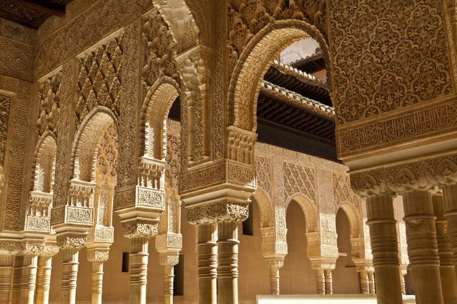 Alhambra, Nasrid Palaces, and Generalife 3-Hour Guided Tour - Court of the Lions: the fountain centerpiece up close