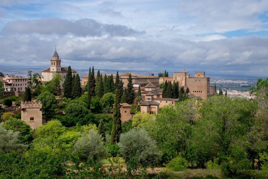 Alhambra's Gardens: Generalife, Partal, Alcazaba, & Carlos V - How the guide shapes the whole experience