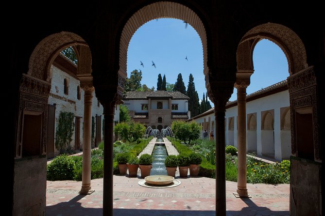 Alhambra: Small Group Tour with Local Guide & Admission - Stop 3: Palace of Charles V, a short visit that still helps you connect eras