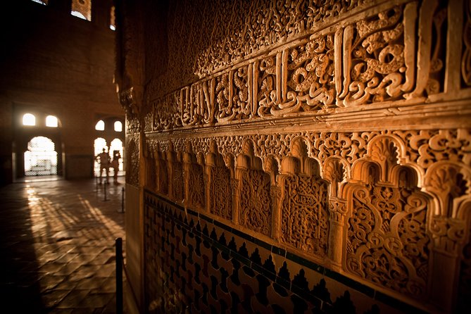 Alhambra: Small Group Tour with Local Guide & Admission - Group size, pacing, and the English-Spanish reality