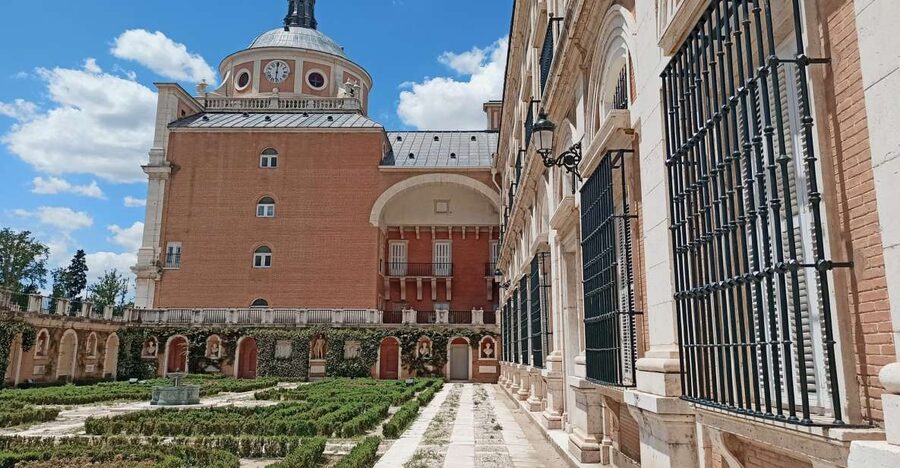 Aranjuez: Royal Palace Guided Tour - Inside the palace: stepping from ceremonial spaces to private life