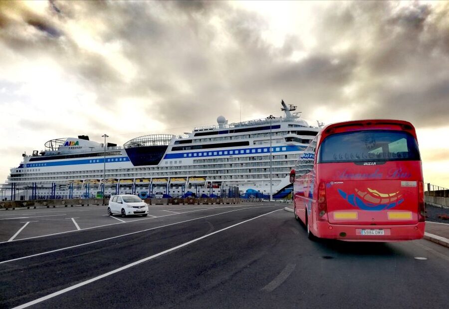 Arrecife: Timanfaya and Green Lagoon for Cruise Passengers - La Geria Vineyards and Wine Tasting in Volcanic Ash