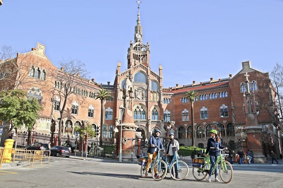 Barcelona: 2.5-Hour Bike or E-Bike Historical Tour - Why this Gaudí E-Bike tour fits Barcelona so well