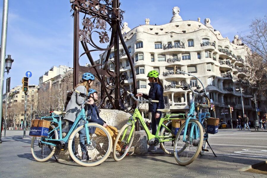 Barcelona: 2.5-Hour Bike or E-Bike Historical Tour - Casa Calvet and Gràcia: the Modernism flavor changes