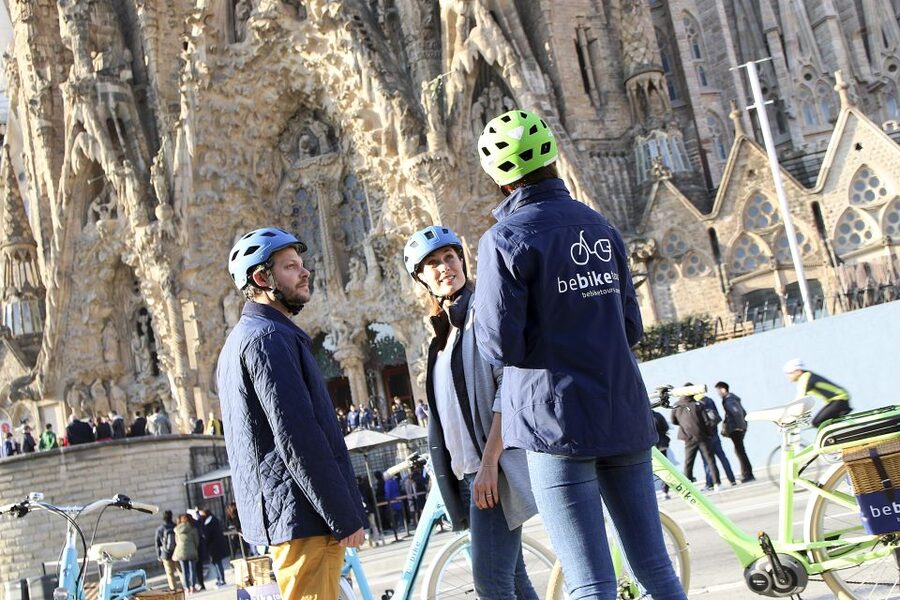Barcelona: 2.5-Hour Bike or E-Bike Historical Tour - Casa Batlló and La Pedrera on the ride, not just at a stop