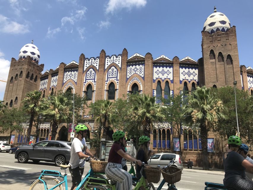 Barcelona: 2.5-Hour Bike or E-Bike Historical Tour - The highlight finish: Sagrada Familia views and guided orientation