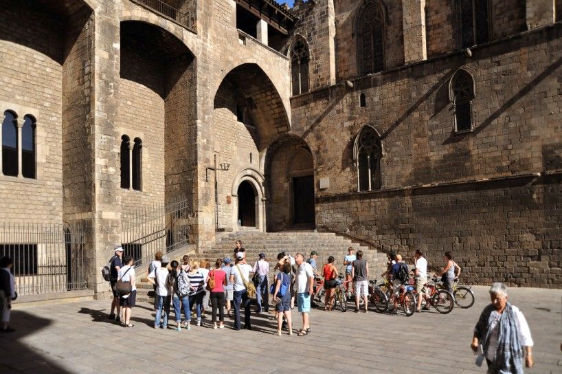 Barcelona 2-Hour Gothic Walking Tour - Guide Impact: What the Best Guides Are Doing on This Route