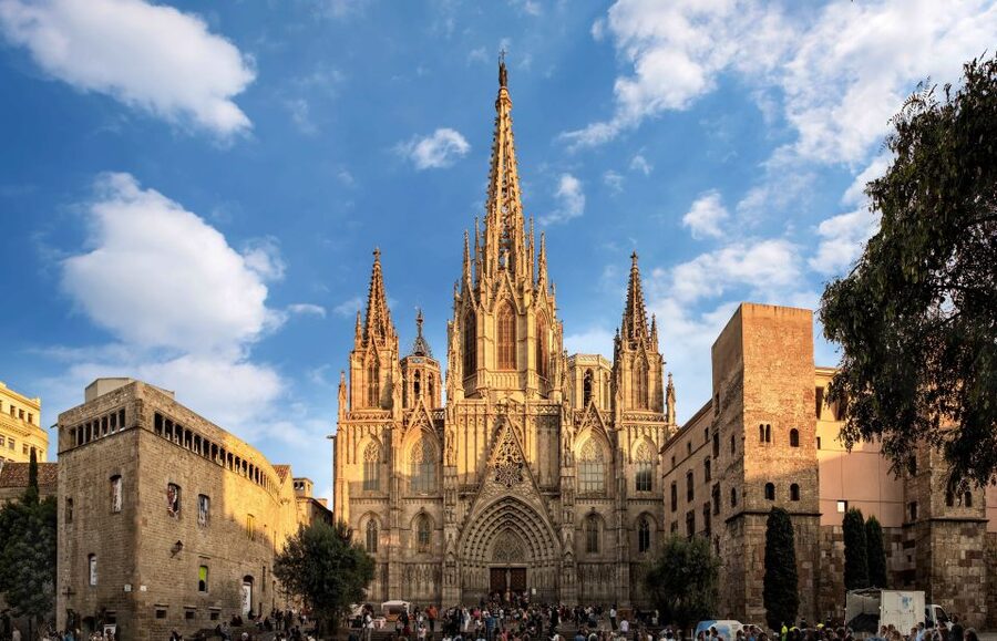 Barcelona: Barri Gotic Small Group Walking Tour - Starting near central Barcelona, then letting someone else set the pace