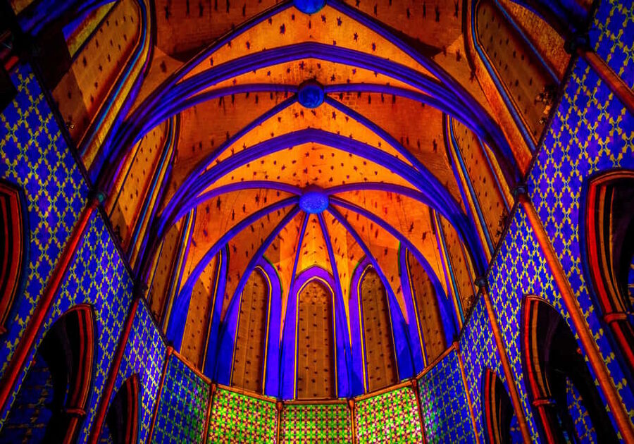 Barcelona Basilica: Immersive Light and Sound Show - LUMINISCENCE - Two versions of the same show: digital music vs live choir