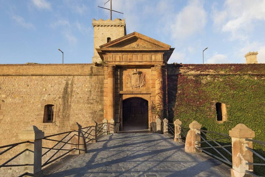 Barcelona Cable Car Sky Views, Magic Fountain & Castle Visit - Magic Fountain of Montjuïc: When It Runs, It’s Worth Waiting