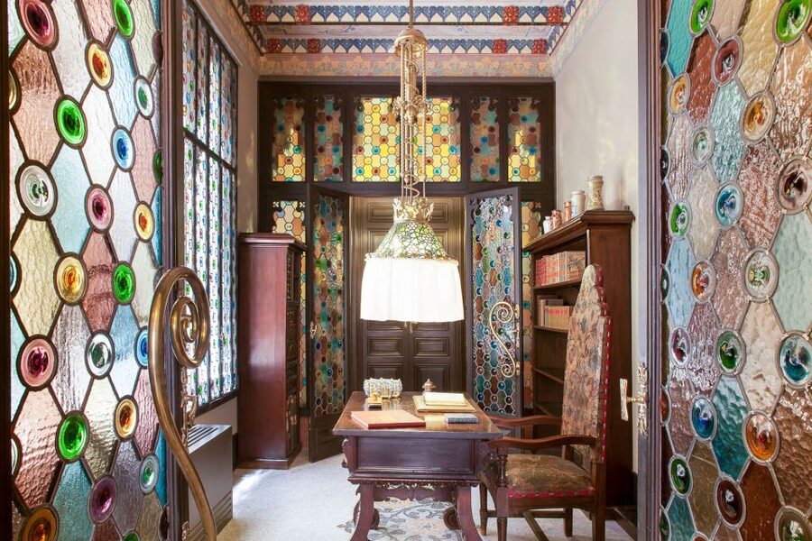 Barcelona: Casa Amatller Guided Visit with Chocolate Gift - From Passeig de Gràcia, priority entrance gets you into the story quickly