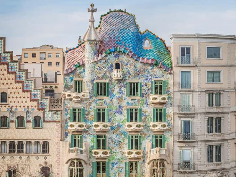 Barcelona: Casa Batlló Tour and Optional White Rabbit Museum - Courtyard to rooftop: the sea-blue glass moment and the dragon roof hunt