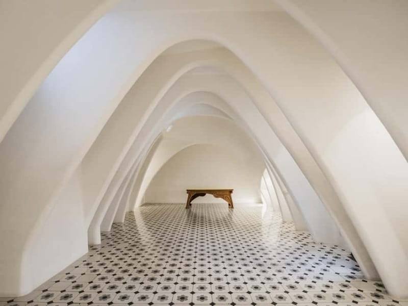 Barcelona: Casa Batlló Tour and Optional White Rabbit Museum - Logistics that matter: meeting point shifts, wearables, and photo strategy