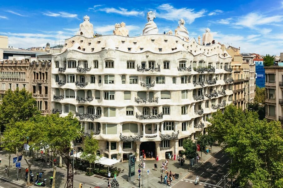 Barcelona: Casa Milà Early-Morning Access Guided Tour - Why early morning at Casa Milà feels different