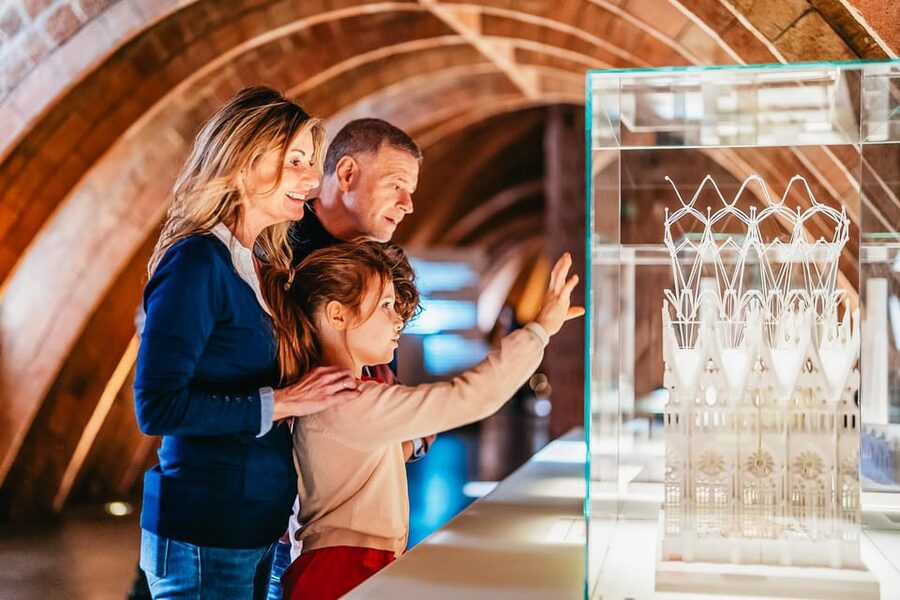 Barcelona: Casa Milà Early-Morning Access Guided Tour - Meeting point and start routine at Passeig de Gracia