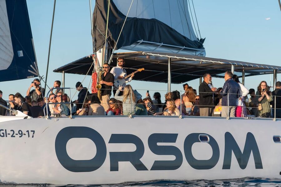 Barcelona: Catamaran Cruise with optional Live Jazz Music - The 90 minutes: what happens on the water