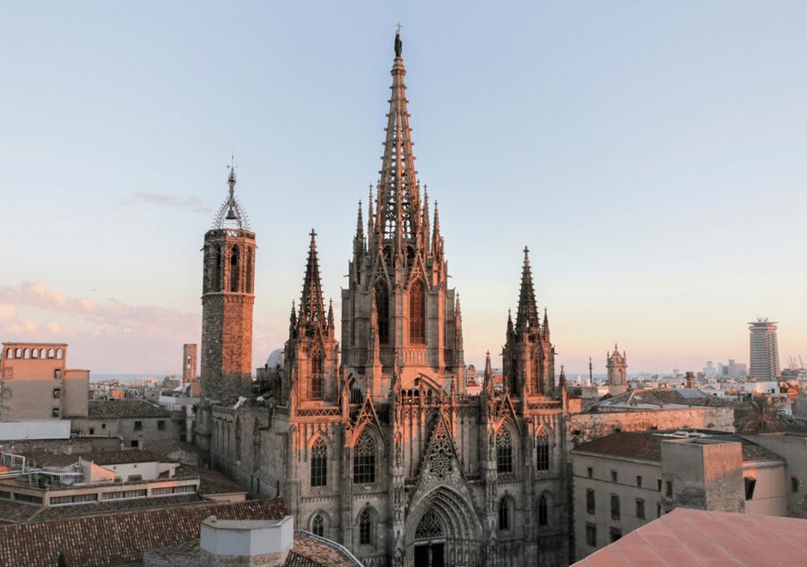 Barcelona Cathedral: Ticket, Guided Tour and VR Experience - The courtyard and Eulalia’s geese: small detail, big meaning