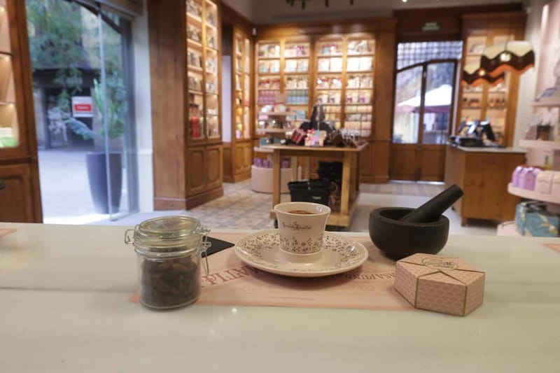 Barcelona & Chocolate Amatller History and Culture + Activity and Tasting - The tasting kit and five-sense approach (Flors and Hojas Finas)