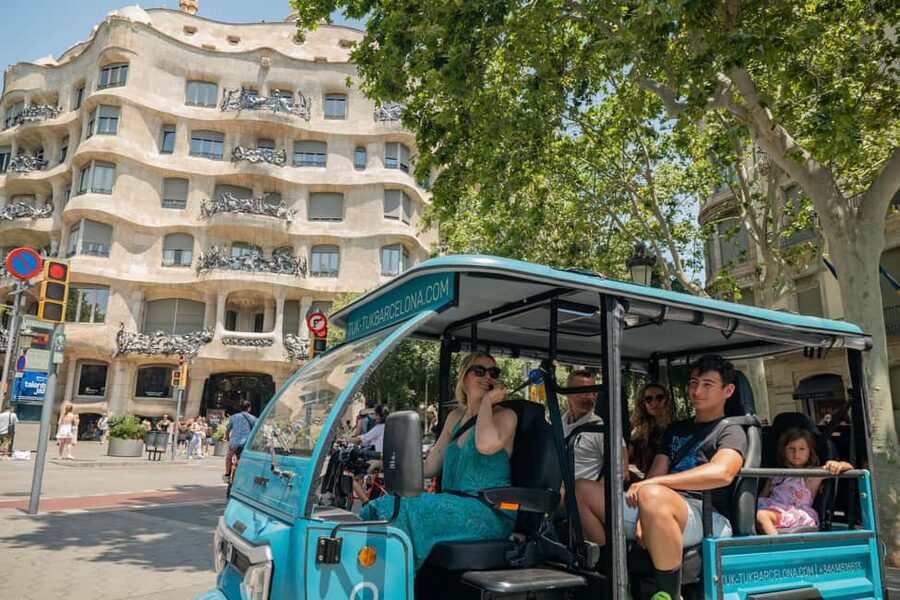 Barcelona: City Highlights Private Tuk-Tuk Tour - Getting Your Bearings Fast, Without Burning Your Legs