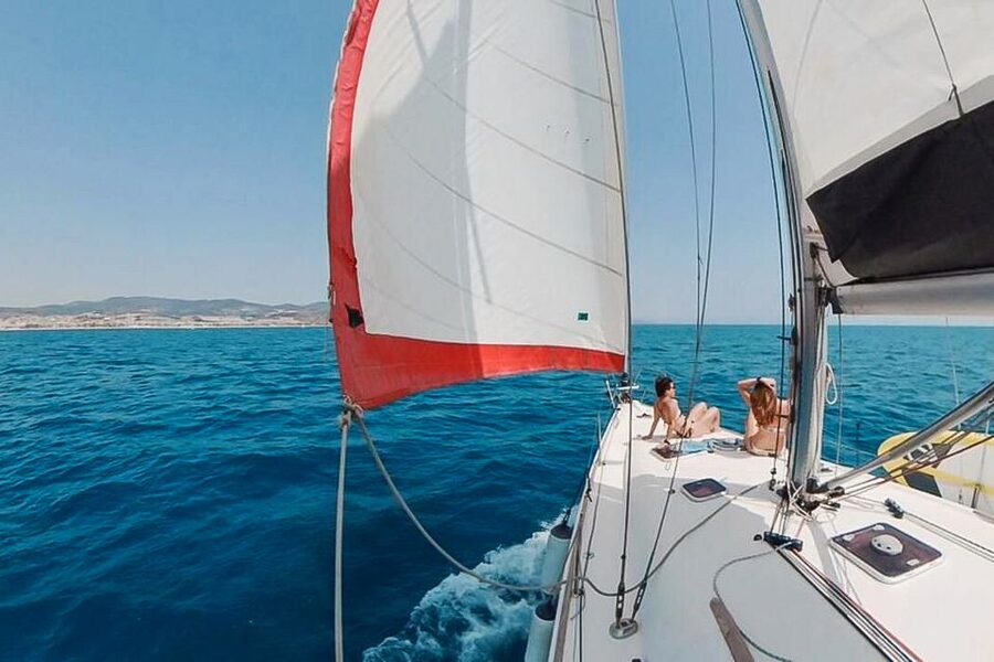 Barcelona: Coastline Boat Trip with Snacks and Cava - When to Go and What to Pack (Sunscreen Is Not Optional)