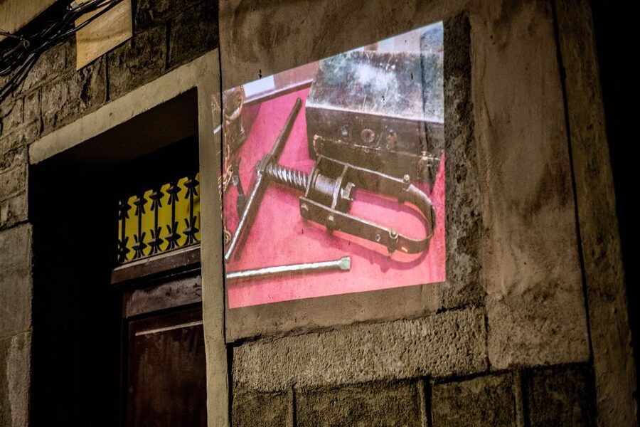 Barcelona: Dark History Night Walking Tour - Local Tips on Food and Nights Out, Delivered the Right Way