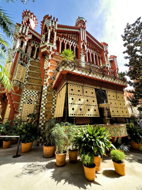 Barcelona: Discover Gaudí, Sagrada Familia, and Park Güell - Practical Tips: Shoes, Water, and the Sagrada Dress Check