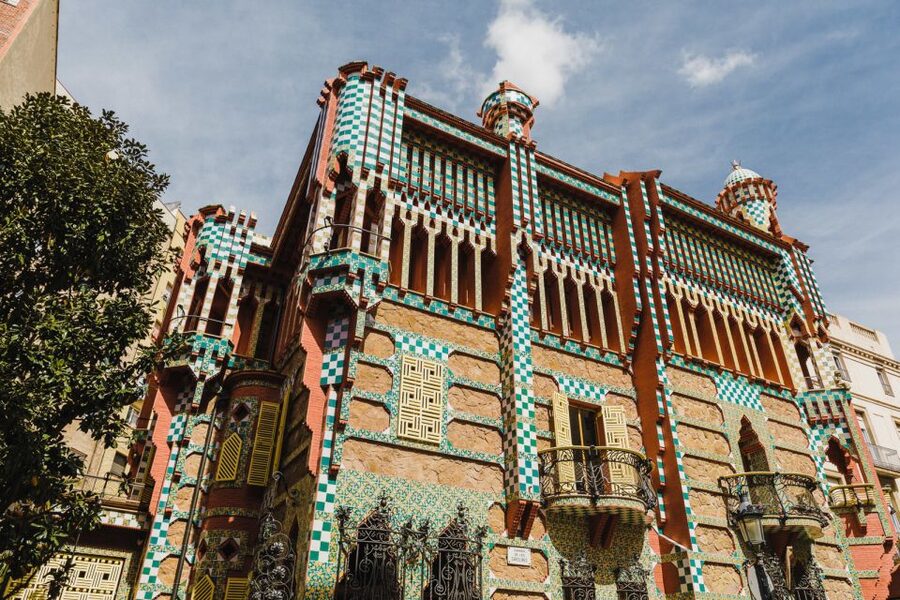 Barcelona: Discover Gaudí, Sagrada Familia, and Park Güell - Casa Milà as a Context Stop, Not a Detour