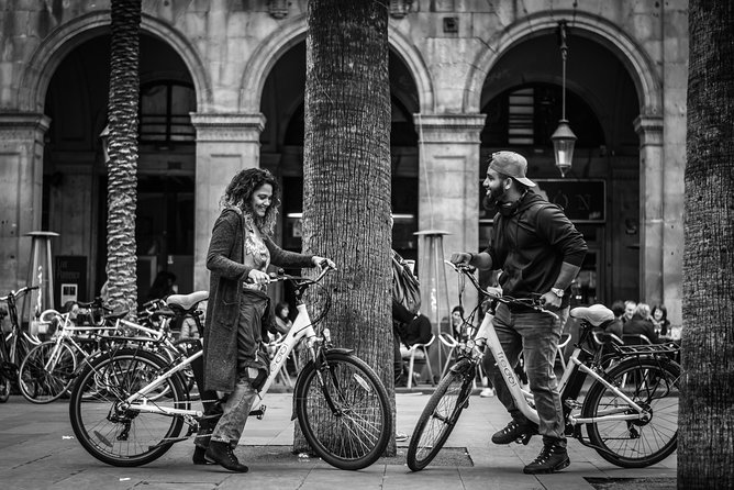 Barcelona E-Bike Photography Tour - Stops 3 and 4: Casa Mila (La Pedrera) and Casa Batlló on Paseo de Gràcia