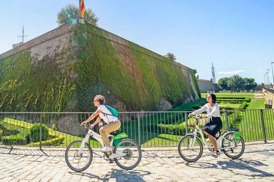 Barcelona: E-Bike Tour with Montjuic Cable Car & Boat Ride - Back on the bike: beach cycling and the Gothic Quarter finish