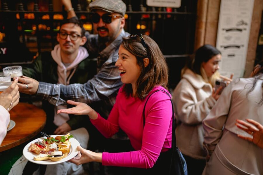 Barcelona: El Born Food Walking Tour with Tapas and Drinks - The tasting plan: nine tapas plus four drinks, in a realistic 2.5-hour flow