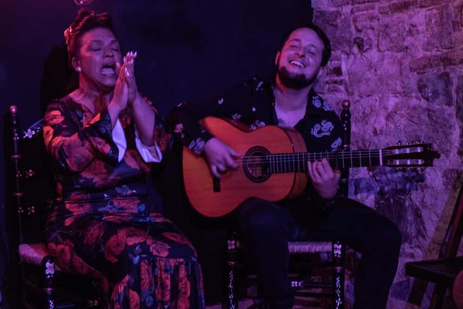 Barcelona: Espectáculo de Flamenco íntimo en Las Brujas - The local art exhibition: how it adds context without slowing you down