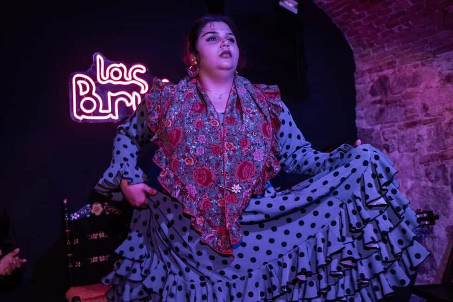 Barcelona: Espectáculo de Flamenco íntimo en Las Brujas - Your 50-minute program: dance, song, and guitar in one tight loop