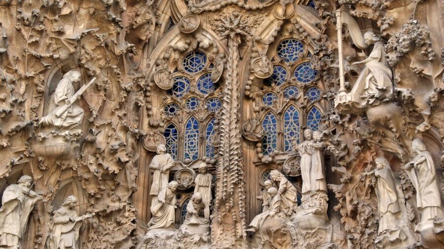 Barcelona: Exclusive Sagrada Familia Private Guided Tour - Skip-the-line entry plus what you can and cannot access