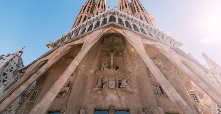Barcelona: Exclusive Sagrada Familia Private Guided Tour - Languages, guide style, and comfort for your group