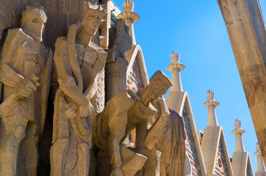 Barcelona: Exclusive Sagrada Familia Private Guided Tour - What to bring, wear, and avoid before you arrive