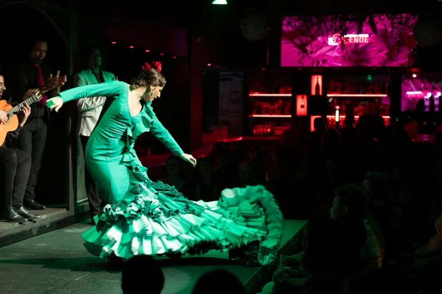 Barcelona: Flamenco Show with Drink Option at La Rambla - Your 55-minute timeline, from the bar drink to the last photos