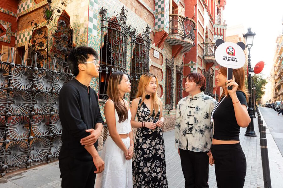 Barcelona: Gaudí Houses & Sagrada Familia Tour - Guides, group size, and the pacing reality of an 8-hour day
